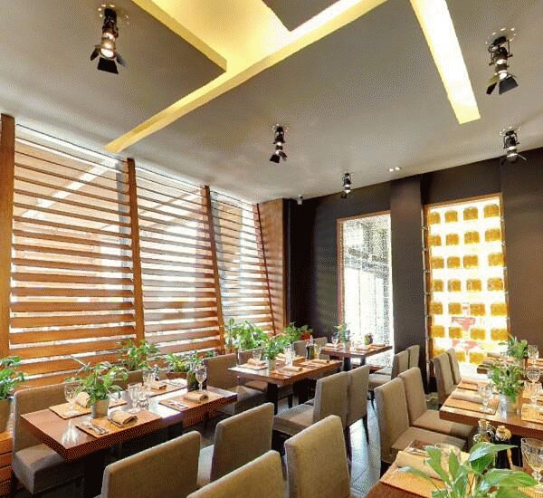 Банкомат Экспобанка по адресу ул. Новый Арбат, д. 21/1, «Метелица», около входа в Букмекерскую контору на лестнице