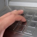 Оренбуржцу дали три года за кражу 2,4 млн рублей с карт в Саратове