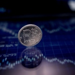 Рубль, получив новую поддержку, опустит доллар к значениям лета