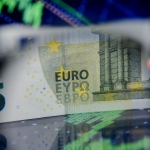 С 24 июня в обязанности банков входит информирование заемщиков о рисках валютных кредитов