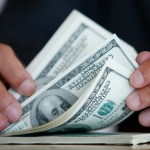 Аналитики - о максимальном взлете доллара и евро в июле