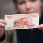 Женщина в Москве заявила, что в банке ей дали фальшивые 3 млн рублей