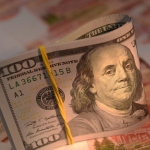 С началом осени доллар активно устремится к 71 руб