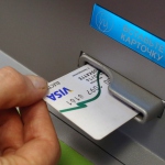 ФАС: клиенты банков не должны оплачивать расходы, снимая наличные в чужих банкоматах