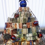 На Урале установили елку из купюр евро и долларов на несколько миллионов