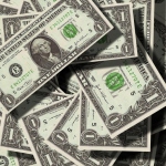 Мнение аналитика: банки запасаются валютой, несмотря на ее отток со счетов клиентов