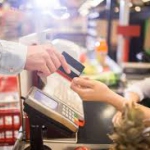 Три банка собираются запустить оплату услуг ЖКХ на кассах магазина