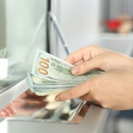 Банк России: чистый спрос граждан России на наличную иностранную валюту уменьшился в августе в четыре раза