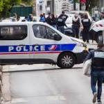 Мужчина, захвативший заложников в банке во Франции сдался полиции