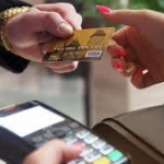 Исследование: жители РФ начали меньше платить картой в супермаркетах