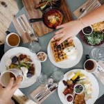 Исследование: жители России начали на 40% больше тратить в ресторанах и кафе