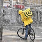 Курьеры по доставке еды сообщили о доходе более 100 тыс. рублей