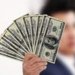 Bloomberg рассказал, как россияне «охотятся за долларами на черном рынке»