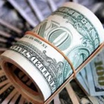 «Доллары застряли». Клиенты банков жалуются на проблемы с переводами за рубеж